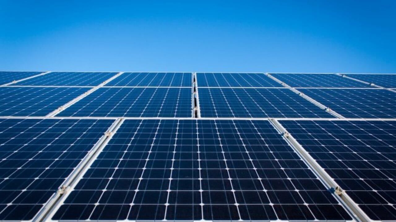 The Benefits and Disadvantages of Solar Panels for Commercial Buildings